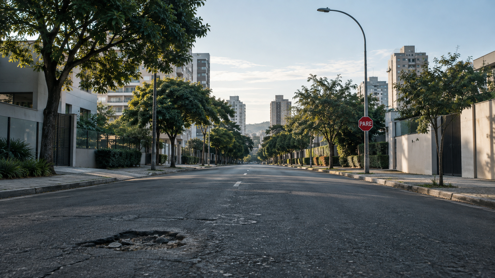 Cena urbana ilustrativa com pavimento, sinalização e iluminação